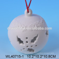 Decorativas porcelana blanca colgando la bola de Navidad